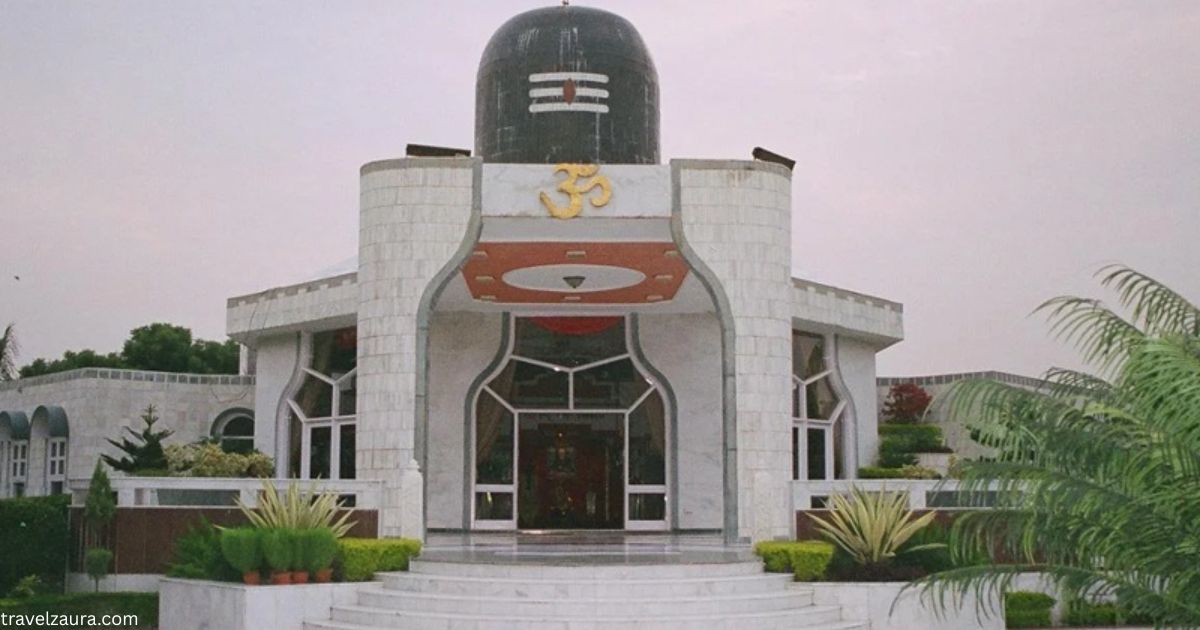 Guruji Bade Mandir Bhatti Mines Delhi during morning darshan.