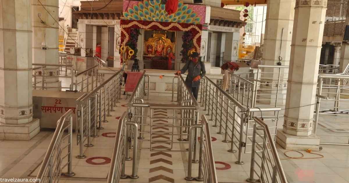 Devotees arriving for morning darshan at Jhandewalan Mandir timings today in Delhi.