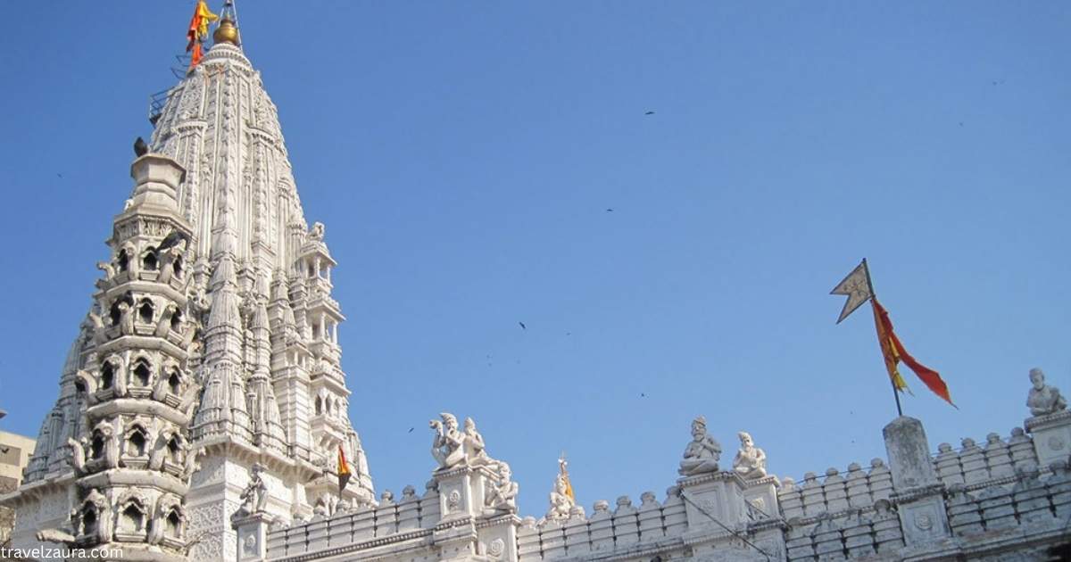 Babulnath Mandir Shiva temple on Babulnath Hill, Mumbai during morning aarti.