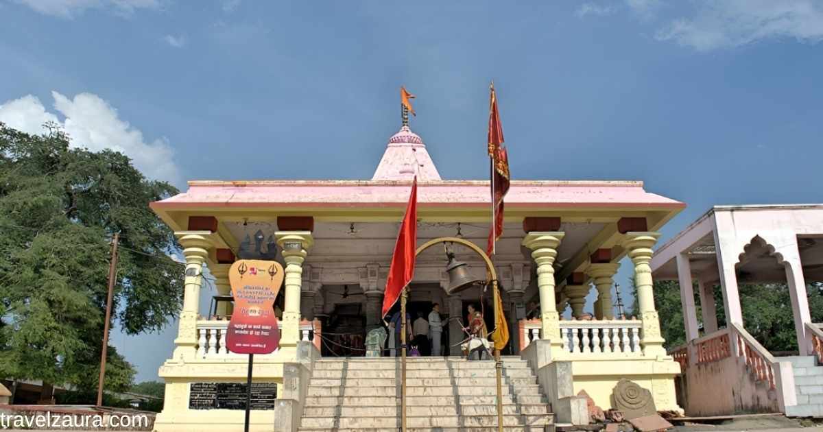 Devotees at the entrance of Kal Bhairav Temple Varanasi.