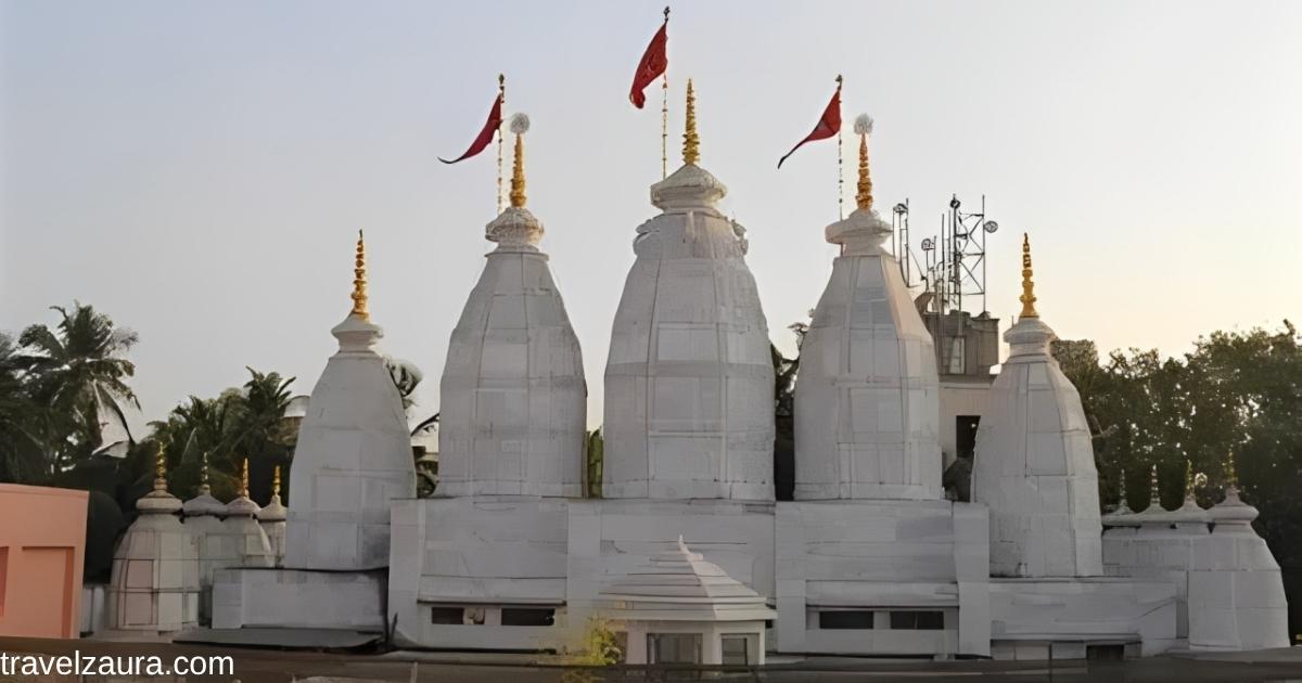 Mahalaxmi Temple Mumbai entrance overlooking the sea.