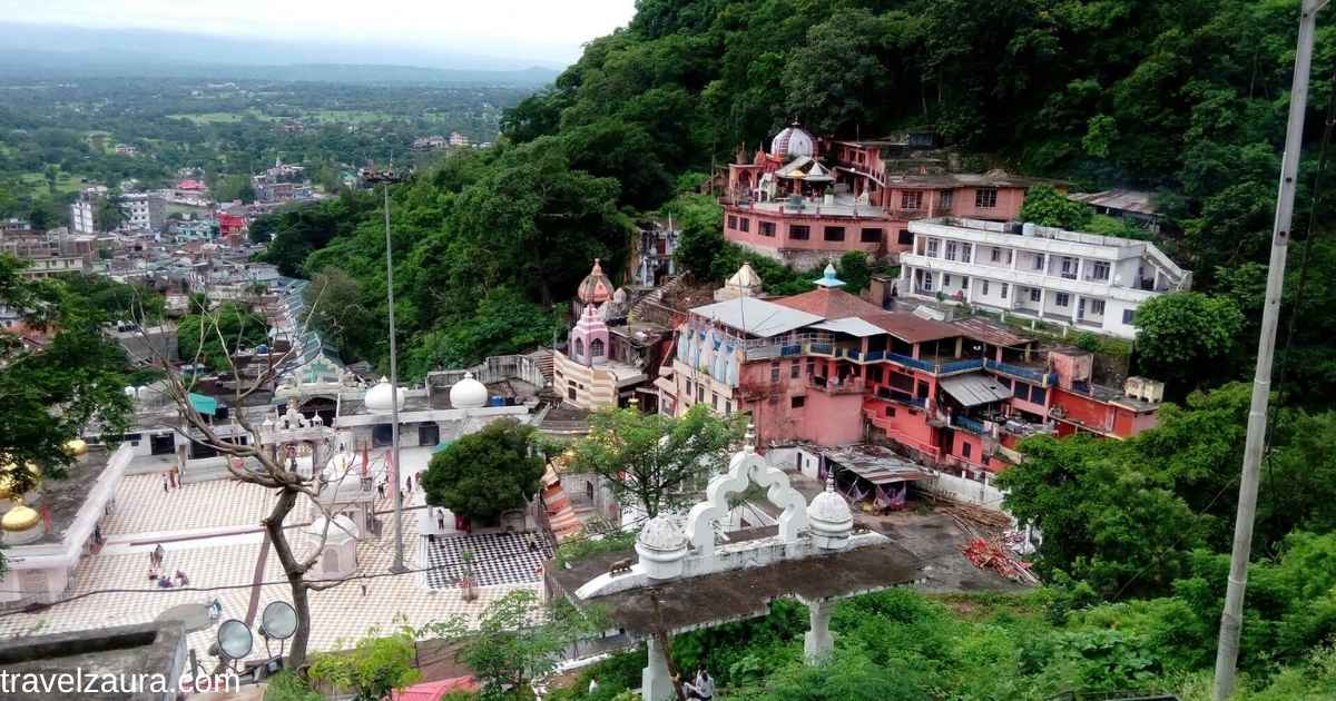 Devotees at the entrance of Jwala Devi Temple in Jwalamukhi, Kangra, Himachal Pradesh.